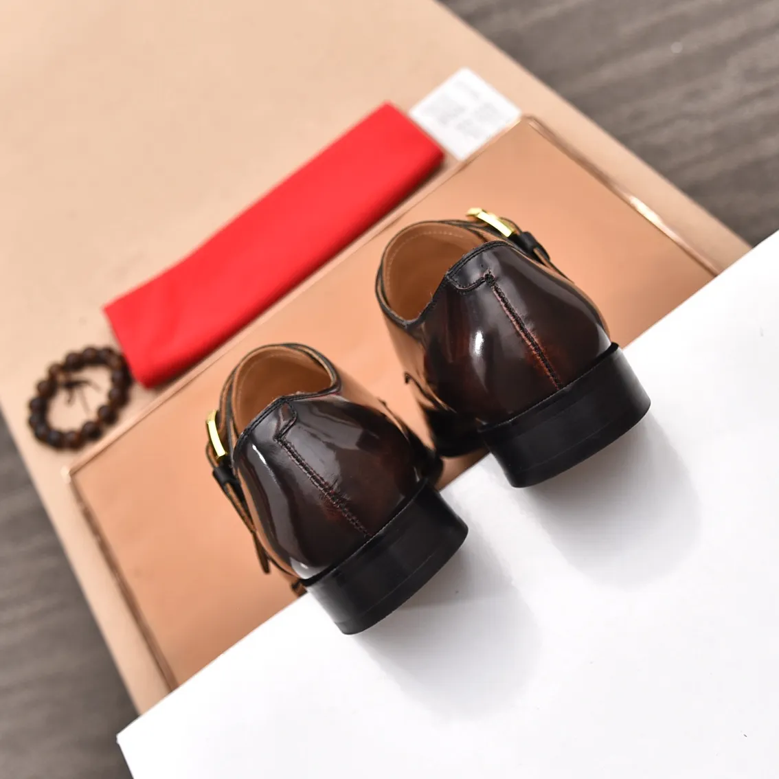 Men's shoes 💰560 (high-end, all cowhide) GUCCI high-end formal leather shoes, original imported fabrics from Italy, cowhide lining, original hardware. I believe you will be struck by it from the first moment you see it. The avant-garde atmosphere can no longer fully interpret its elegance. AAA grade rubber outsole, super comfortable. Original counter last, ensuring its original version and quality. The simple upper ensures its comfort and breathability. A pair of truly good shoes has its own unique soul, famous quality, regular size 38-44 (45 46 customized)